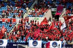 开云体育在线-足球主场疯狂加油，球迷热情高涨