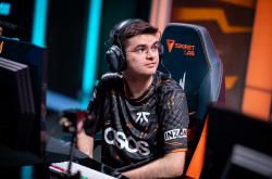 开云平台-FNC碾压T1，Perkz打出惊人五杀八强赛3:2（釜山）