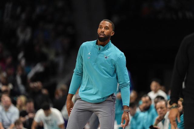 包含黄蜂队名宿点评球队表现，建议球员实战归位进步的词条