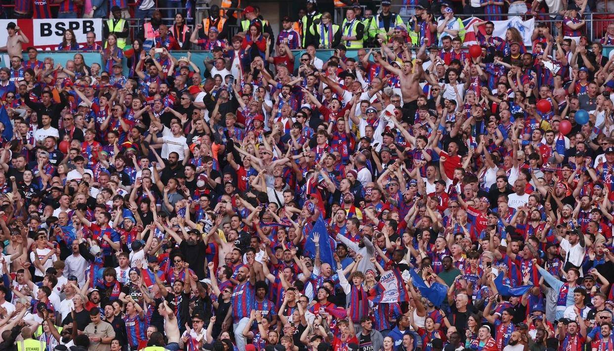 足球明星接受热烈接待，聚焦球场胜利回顾