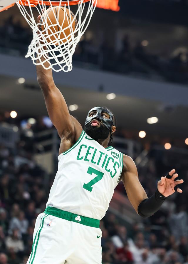 雄鹿再胜凯尔特人,安特托昆博强势领军 雄鹿再胜凯尔特人,安特托昆博强势领军